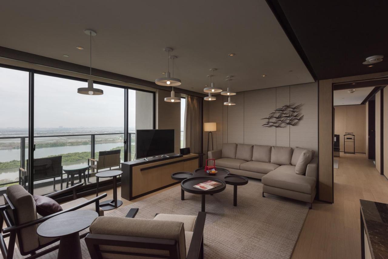 Crowne Plaza Tainan By Ihg Hotel Exterior photo A living room at the hotel