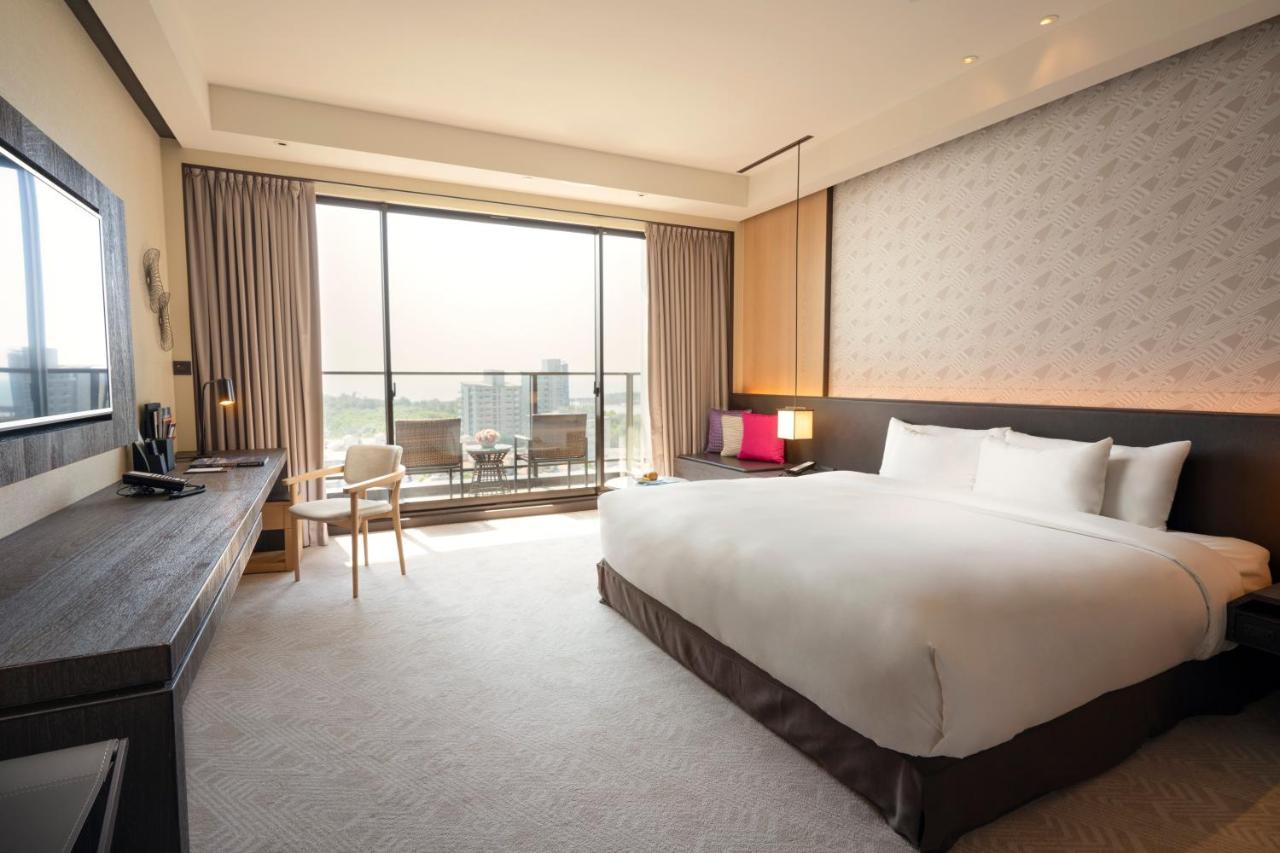Crowne Plaza Tainan By Ihg Hotel Exterior photo Deluxe Room