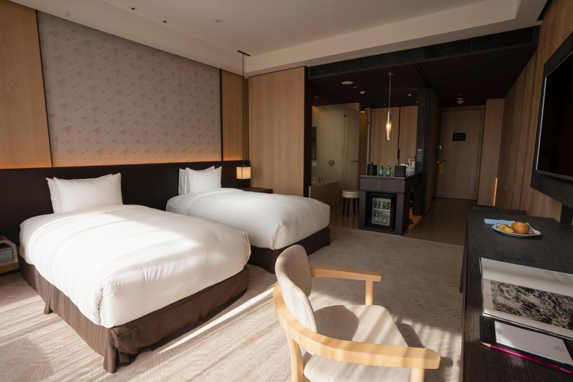Crowne Plaza Tainan By Ihg Hotel Exterior photo Deluxe Room