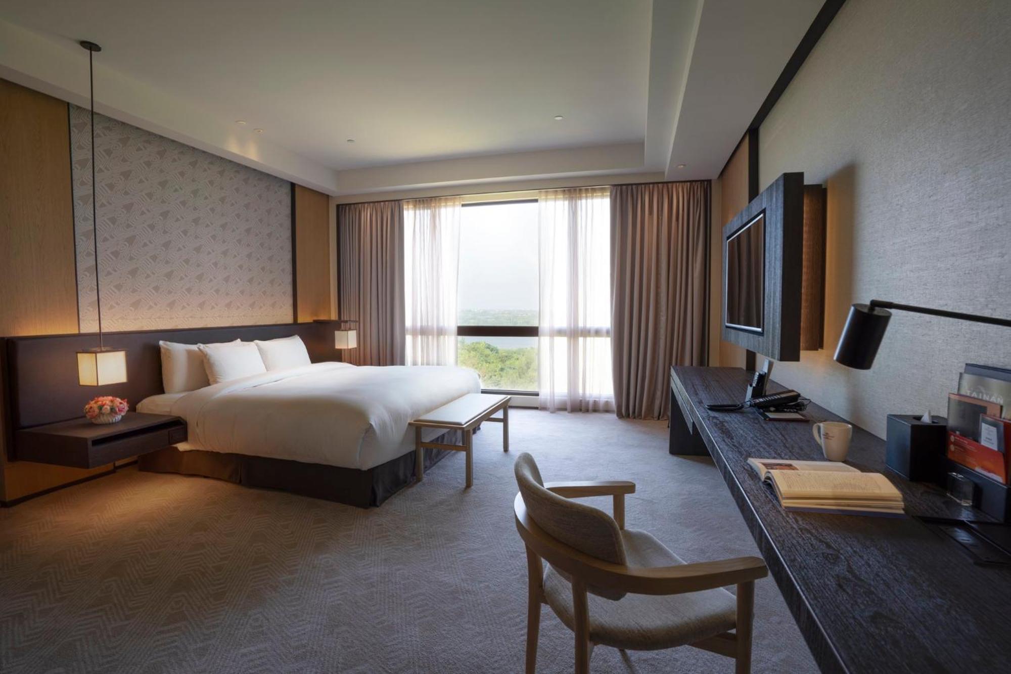 Crowne Plaza Tainan By Ihg Hotel Exterior photo Deluxe Room