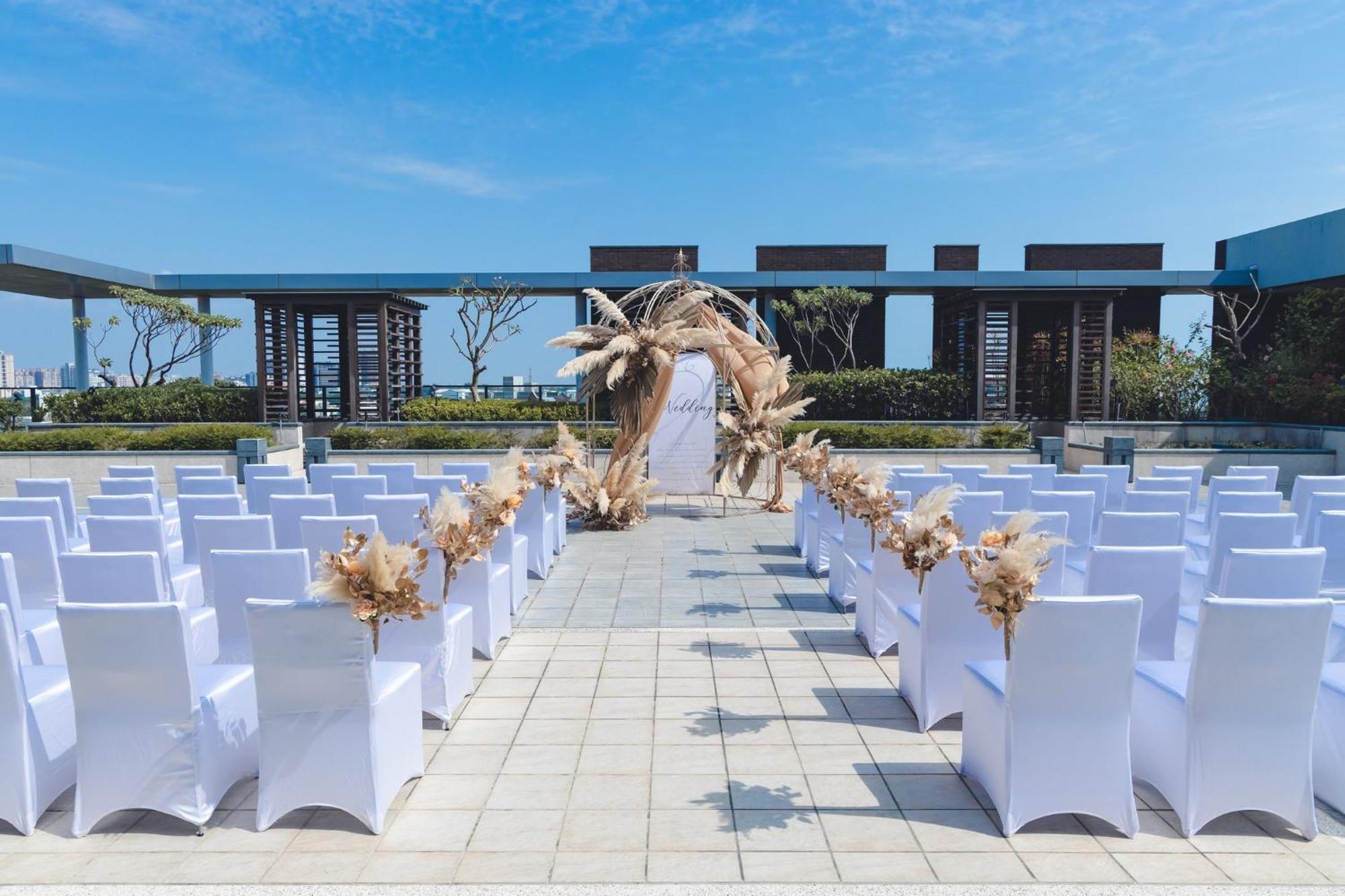 Crowne Plaza Tainan By Ihg Hotel Exterior photo The rooftop wedding venue